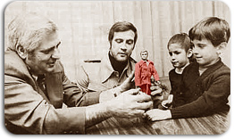 Kenner's Bernard Loomis, Lee Majors, 
and fans with Steve Austin figure. 
Photo: PlaidStallions.com